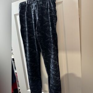 Women’s CRZ Black & navy Camouflage jogger pant.